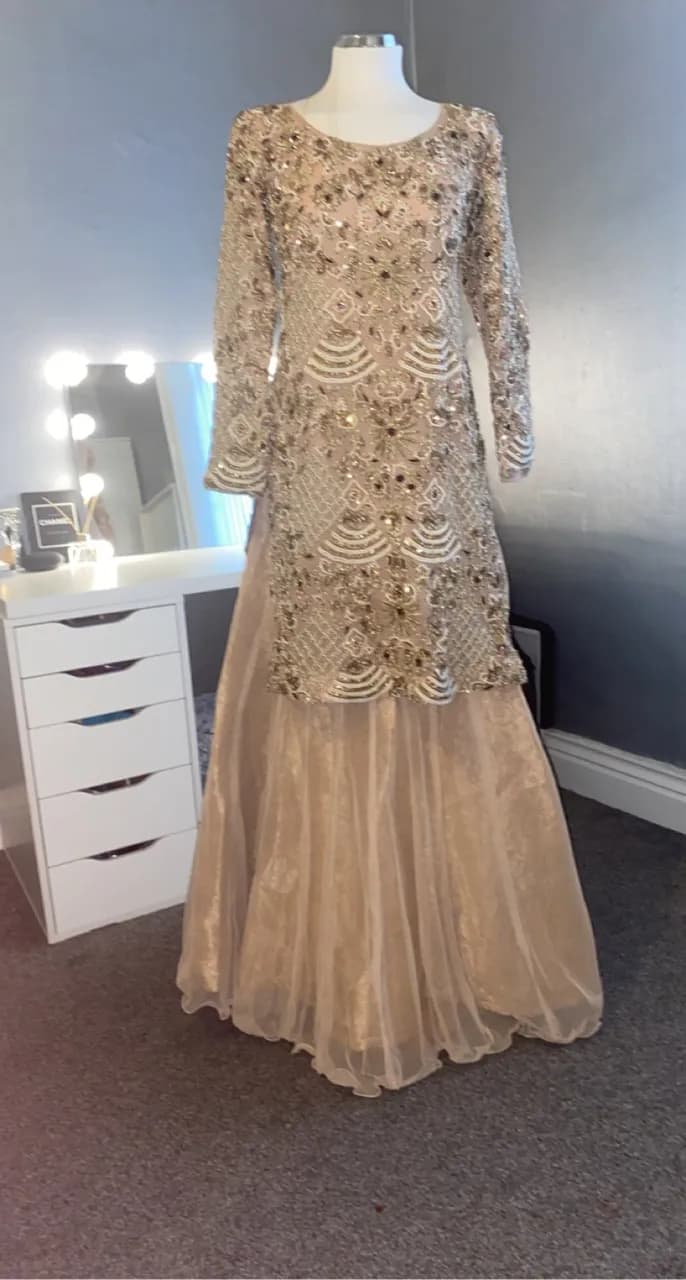 Asian wedding outfit- beautiful perfect for walima or baraat-worn only once thumbnail 4