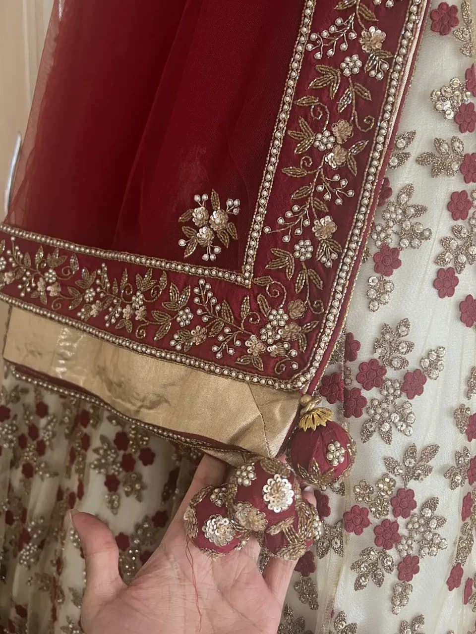 Beautiful wedding dress thumbnail 4