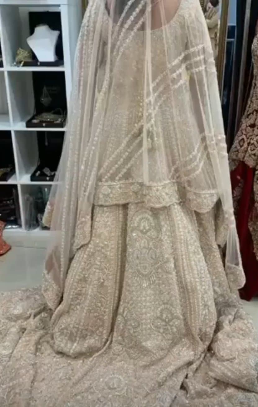 Stunning wedding dress for a beautiful bride thumbnail 2