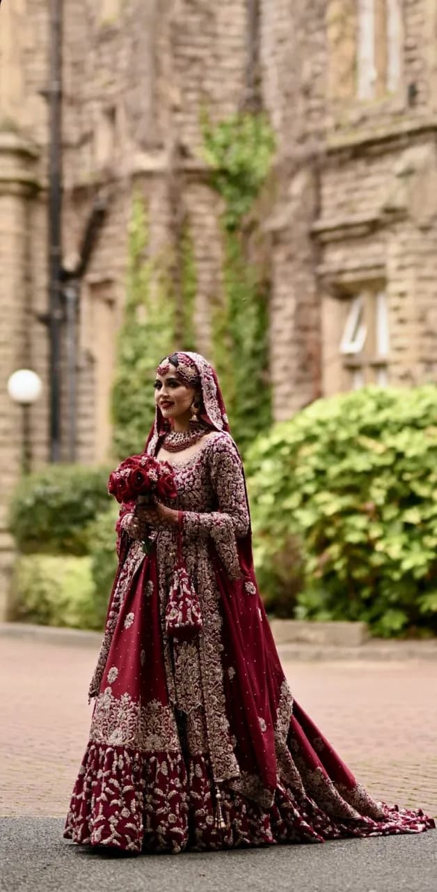 Pakistani bridal lengha, jewellery &amp; bouquet for sale thumbnail 3