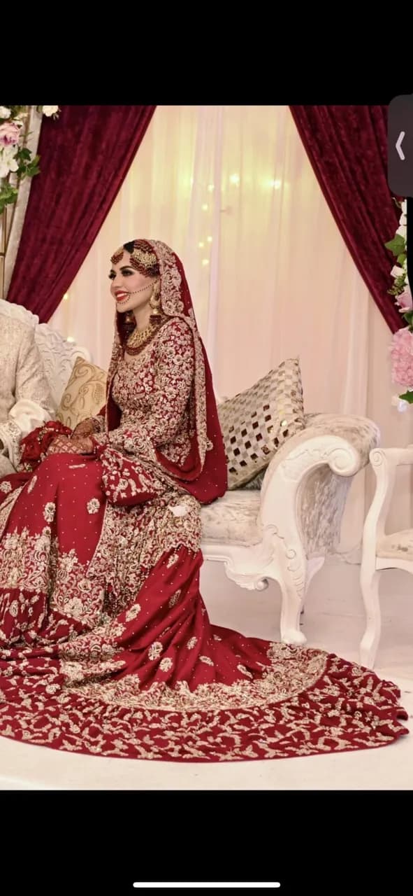 Pakistani bridal lengha, jewellery &amp; bouquet for sale thumbnail 2