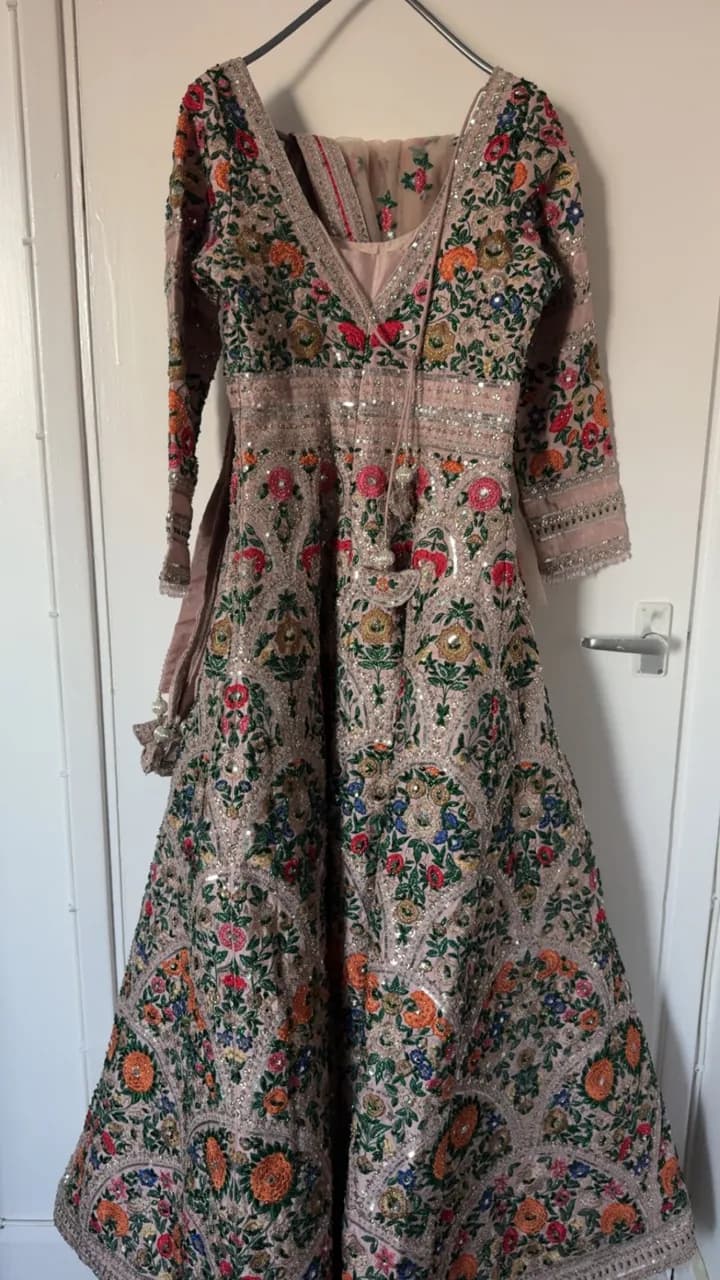 Embroidered Asian Formal Dress – Heavy Handwork, Floral Detail, Full-Length, UK 8/10 thumbnail 3