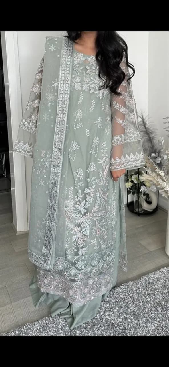 Saira Rizwan in size Small — image 1