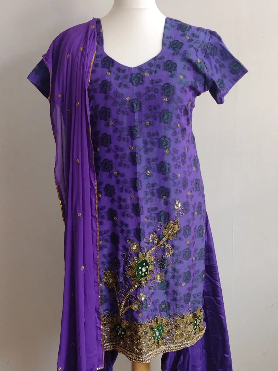 Shalwar kameez size 42 — image 1