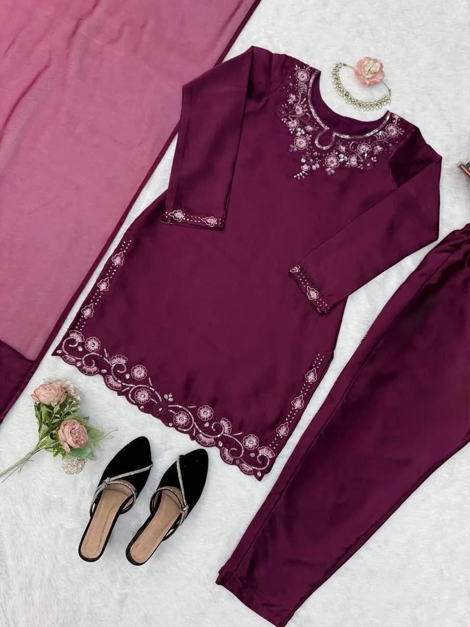 Women’s Purple Embroidered Salwar Kameez 3pc Set Dupatta Silk Blend Size S