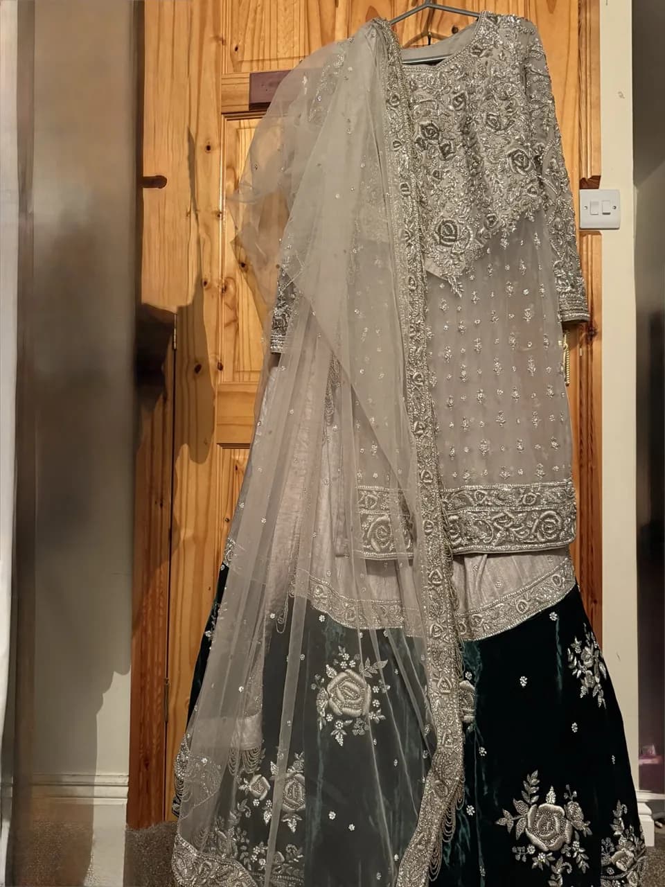 Grey and velvet green — image 1