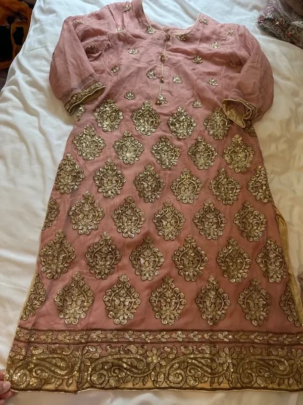 Chiffon pink and dull gold sequinned 3 piece suit — image 1