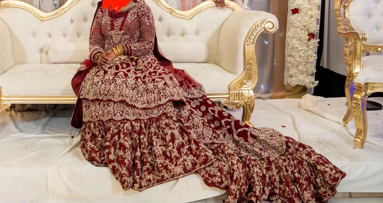 Heavy deep red bridal dress — image 1