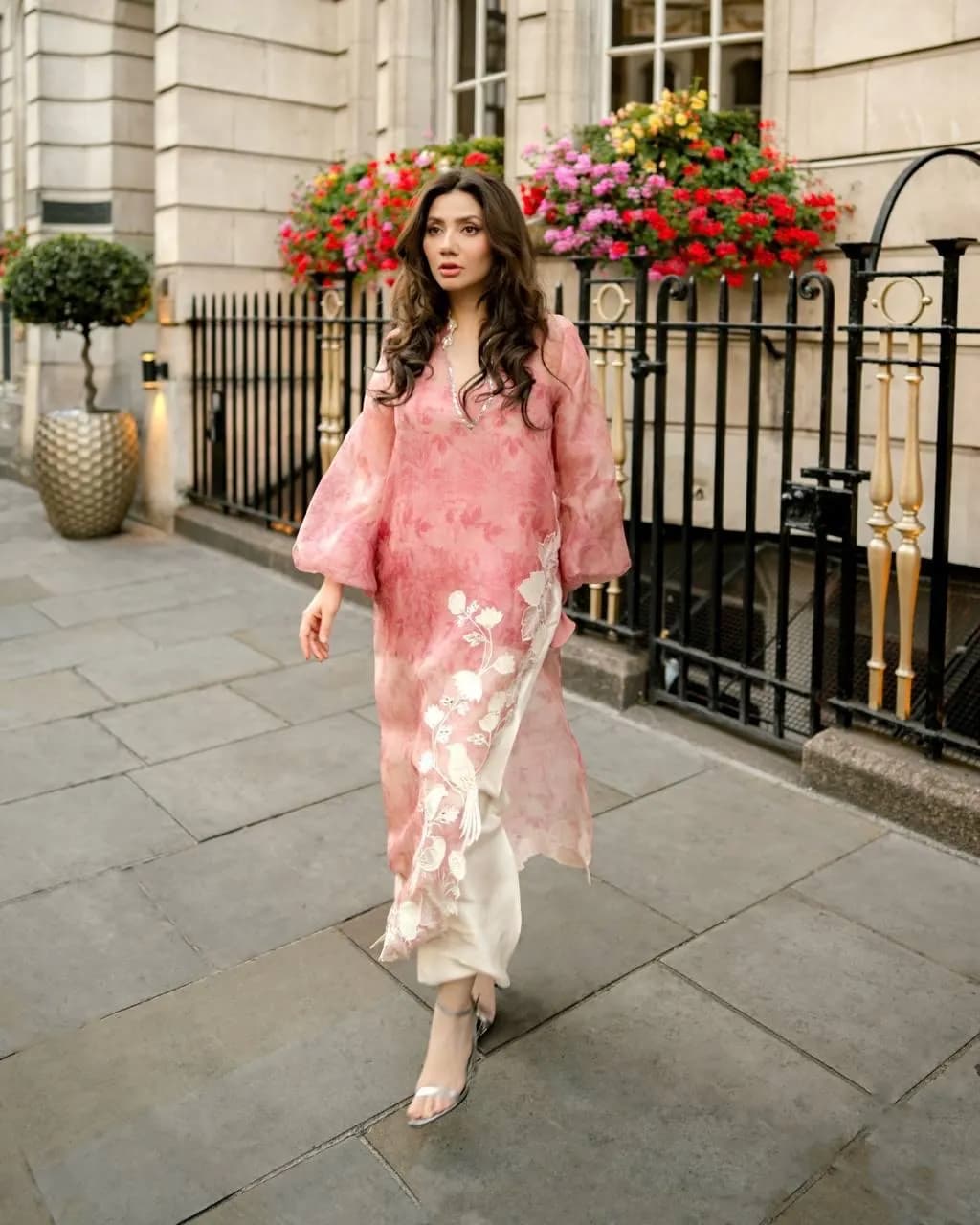 Women’s Pink Embroidered Kurta/Kurti Tunic with White Trousers 2pc Set — image 1