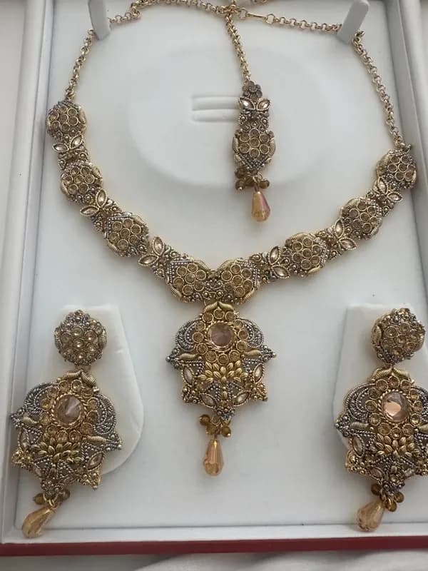 Lovely pakistani jewellery never worn — image 1