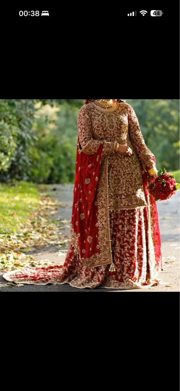 Red and gold bridal lehnga — image 1