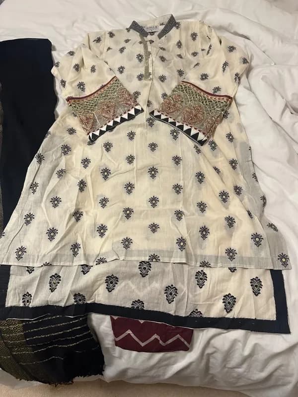 Maria B cotton Medium beautiful 3 piece suit — image 1