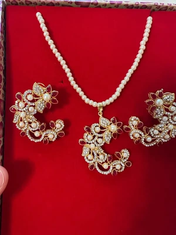 Beautiful artificial jewellery set pearly and silver/red/gold