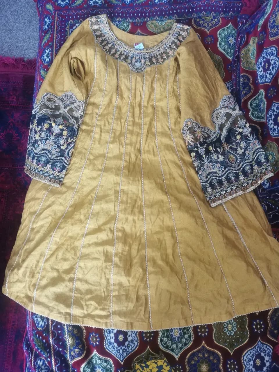 Gold set outfit with dress and trousers — image 1