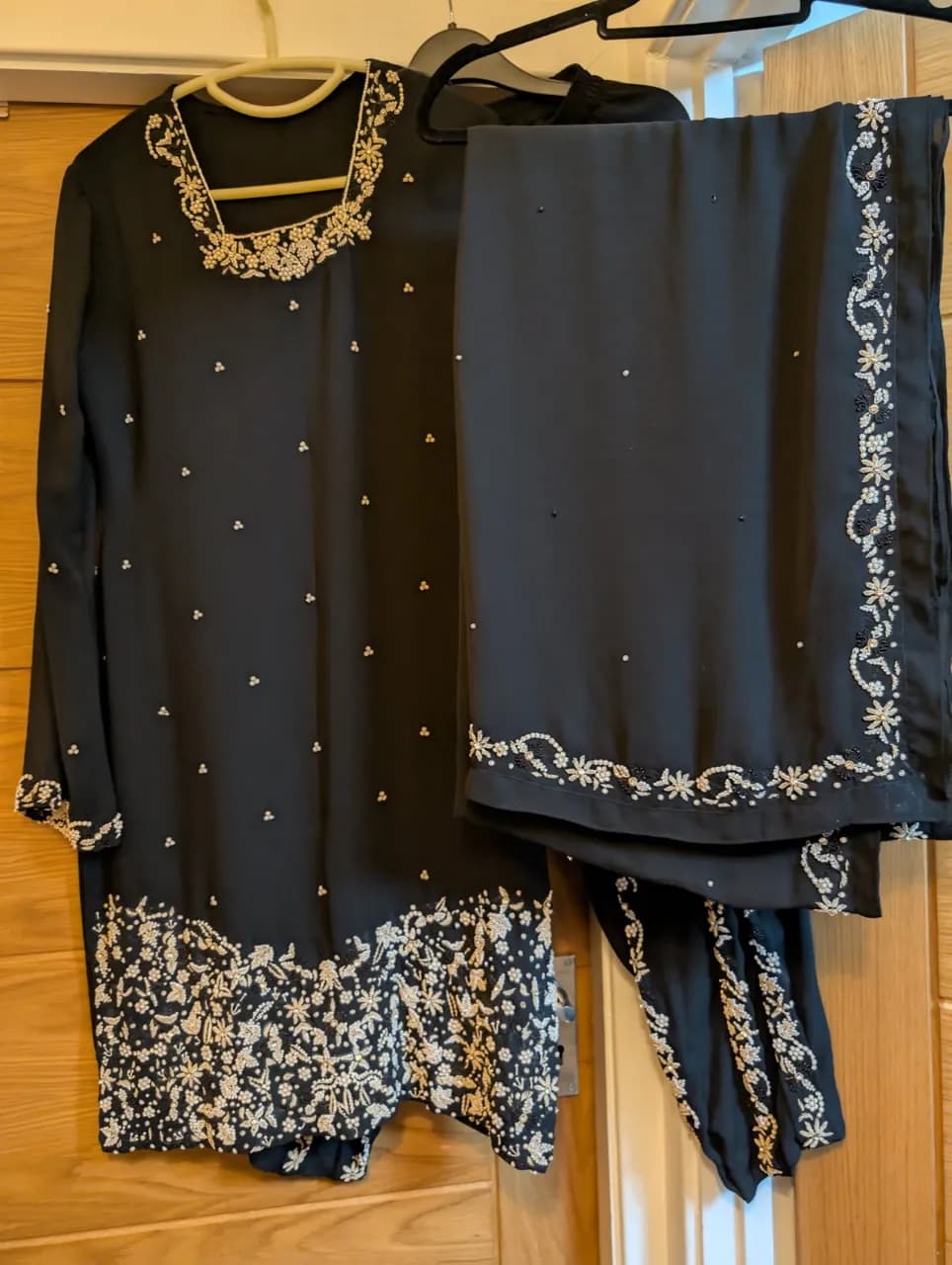 Black and gold shalwaar kameez — image 1