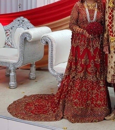Traditional red and gold wedding dress — image 1
