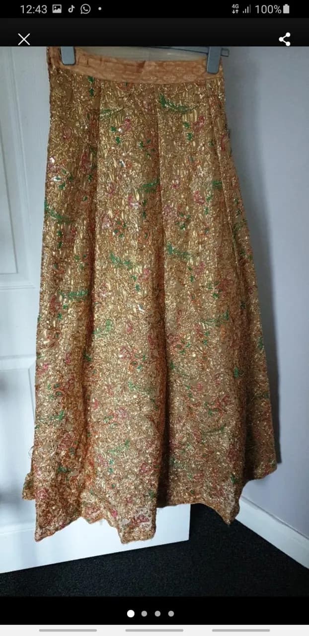 Young girl/women skirt and scarf — image 1