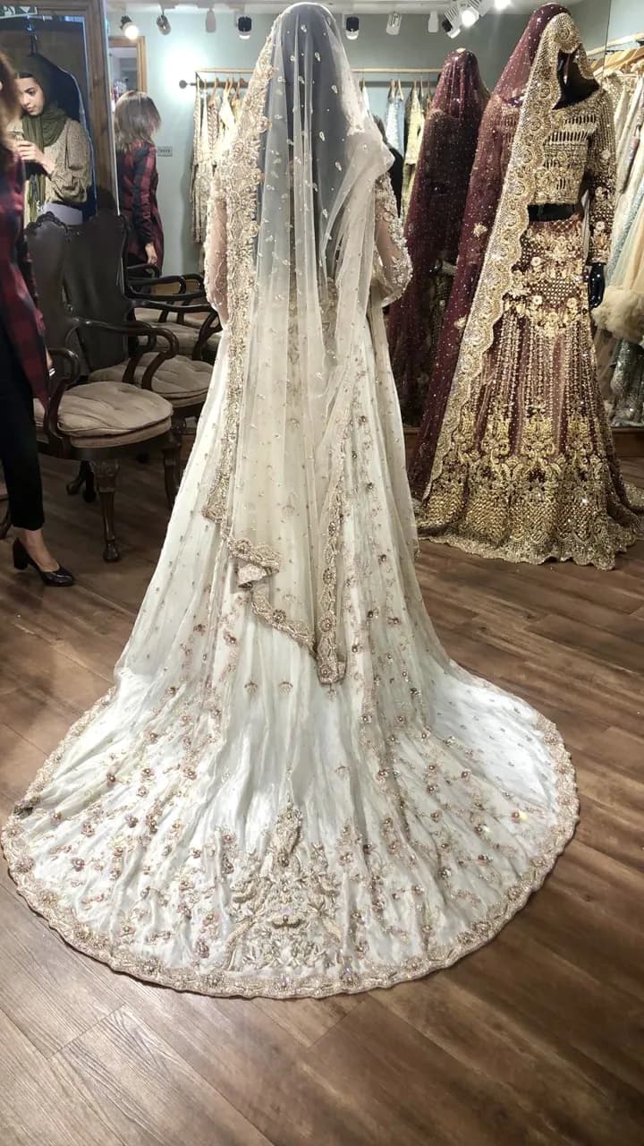 Un-worn Wedding Dress — image 1