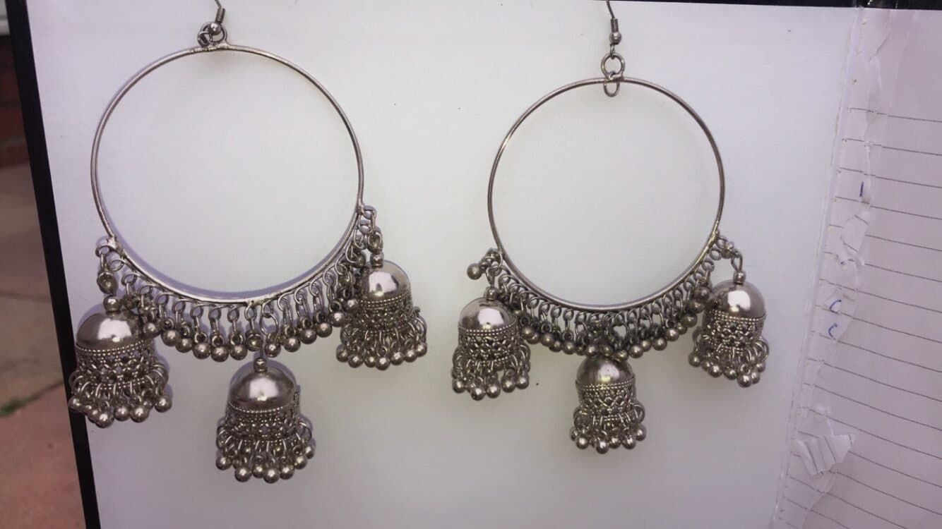 Silver earring — image 1