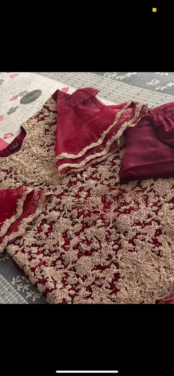 Wedding attire — image 1