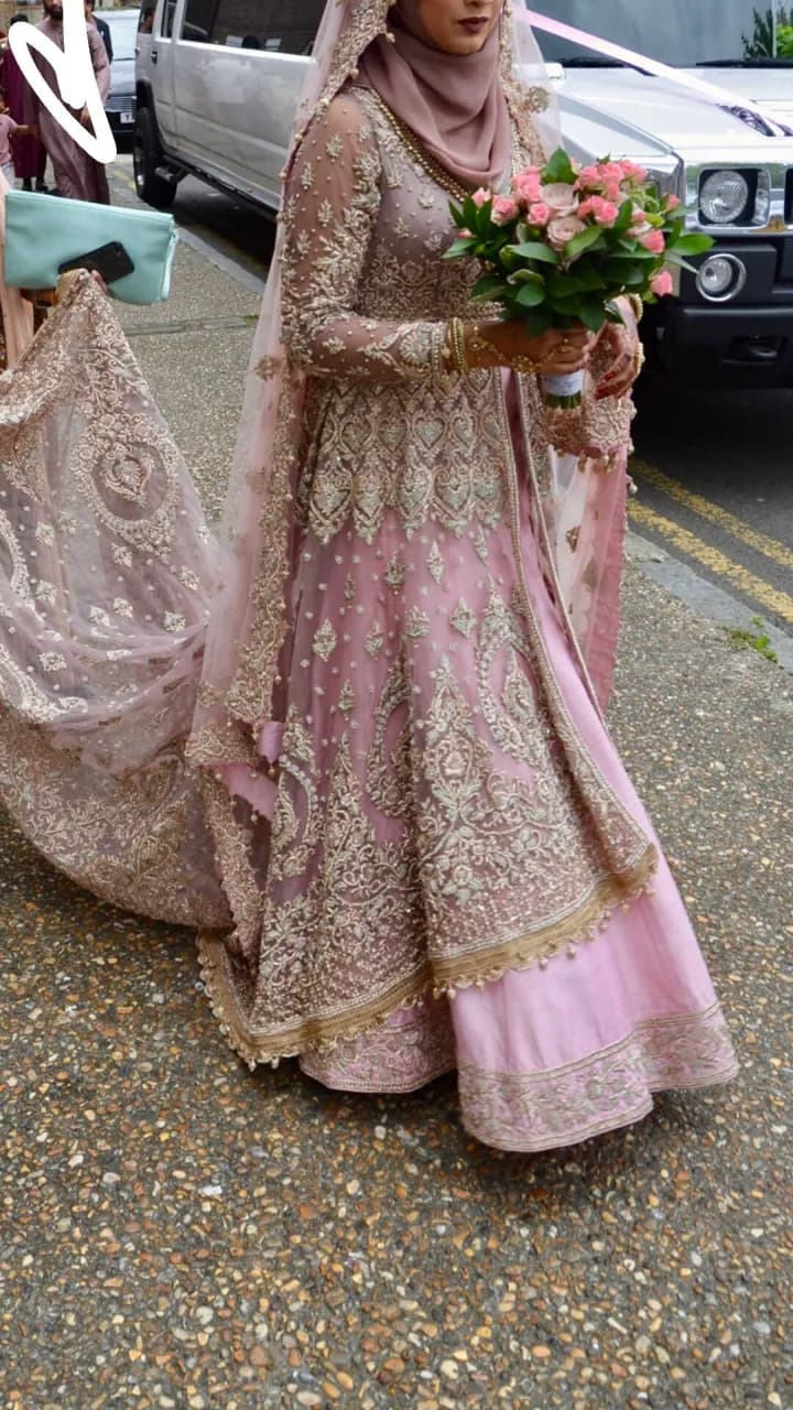 Bridal dress with trail — image 1