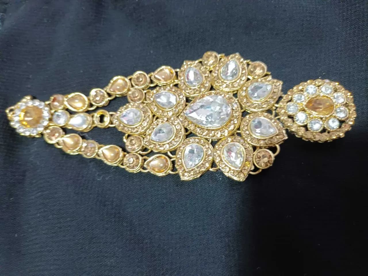 Heavy maang tika and heavy earrings — image 1