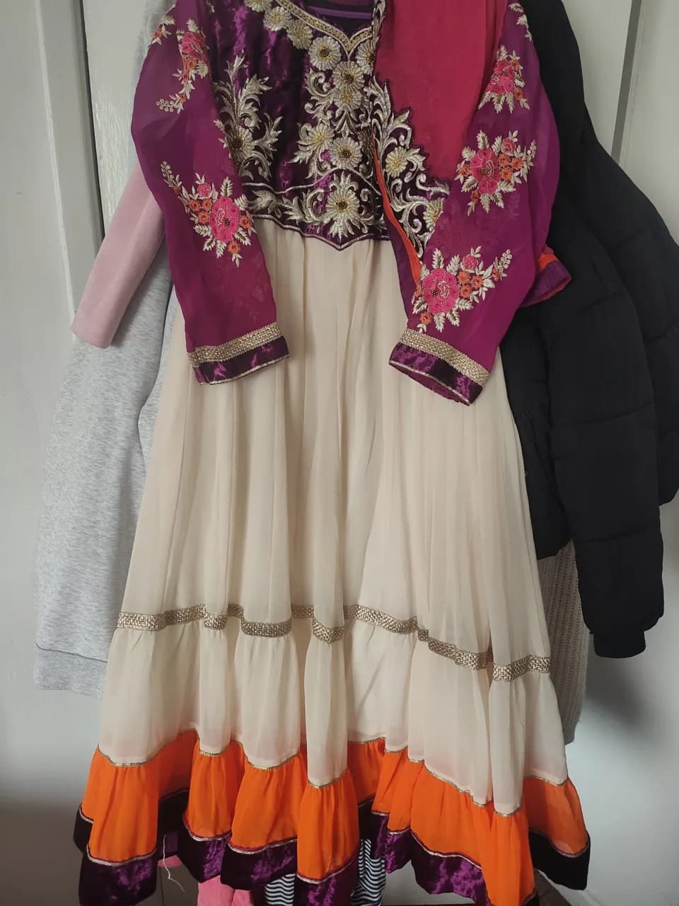 Stunning long frock style with beautiful scarf — image 1