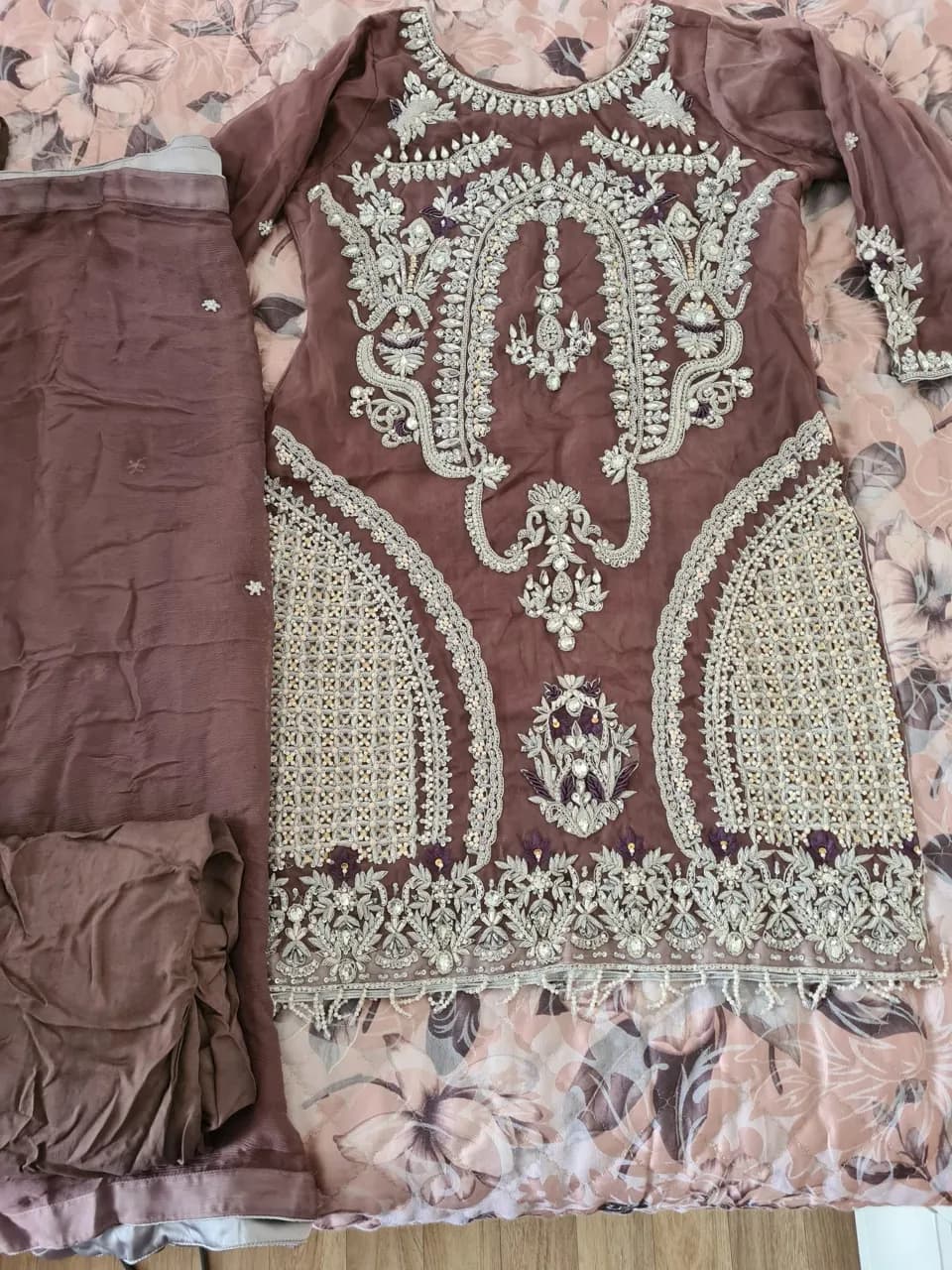 Pakistani Fancy Shalwar Kameez Ladies — image 1