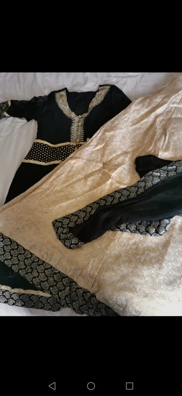 Black and gold lehnga — image 1