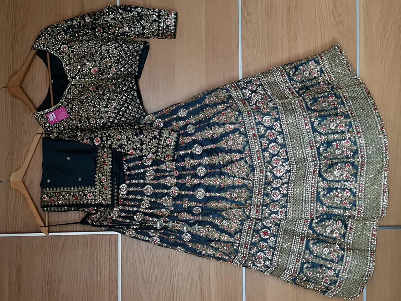 heavily embroidered lehengha — image 1