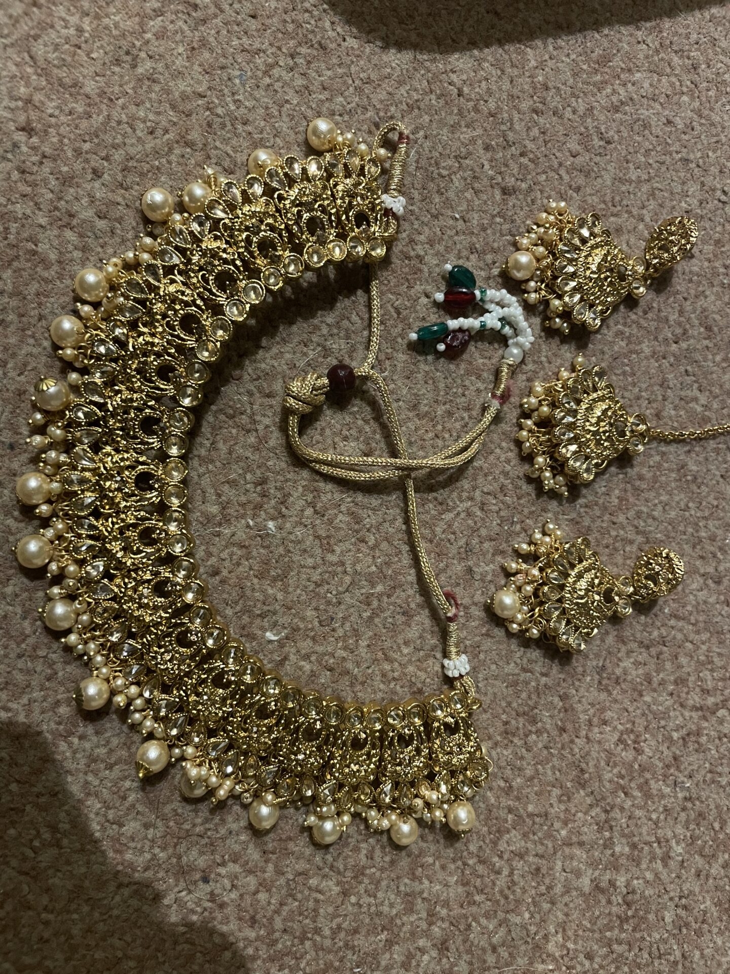 Gold jewellery set