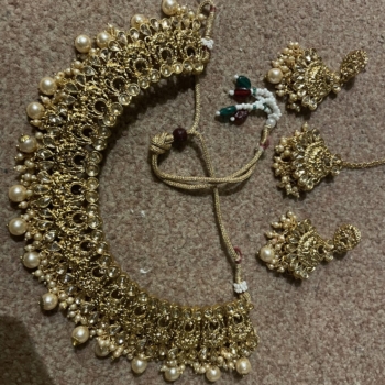 Gold jewellery set