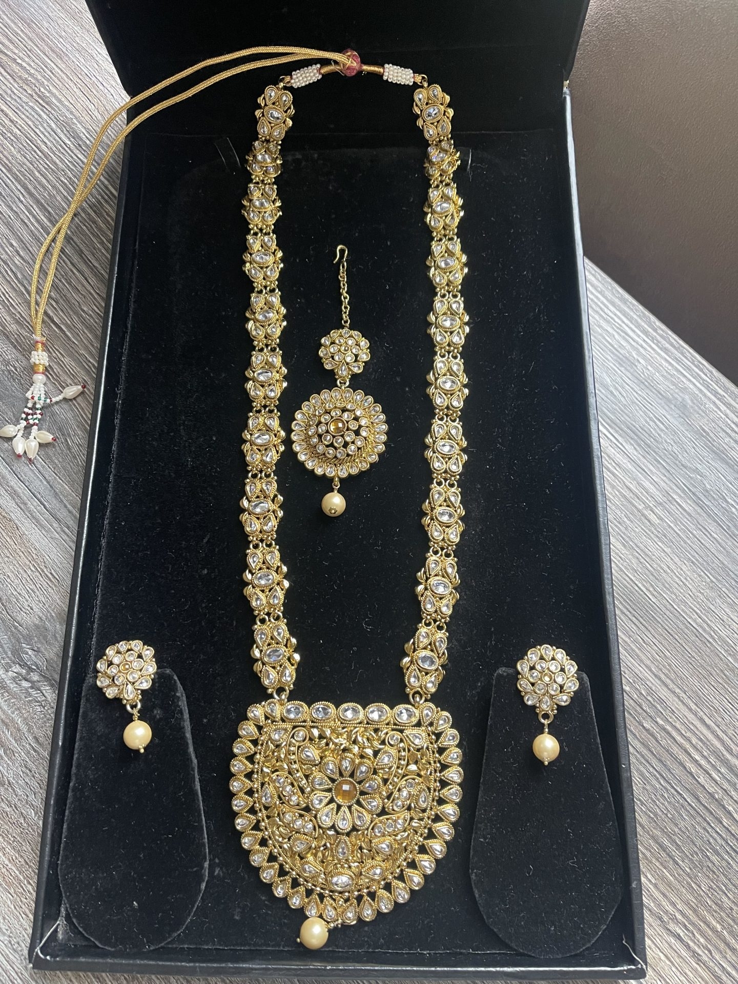 Deeya Jewellery Haar earrings and tikka Kundan set
