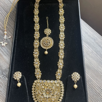 Deeya Jewellery Haar earrings and tikka Kundan set