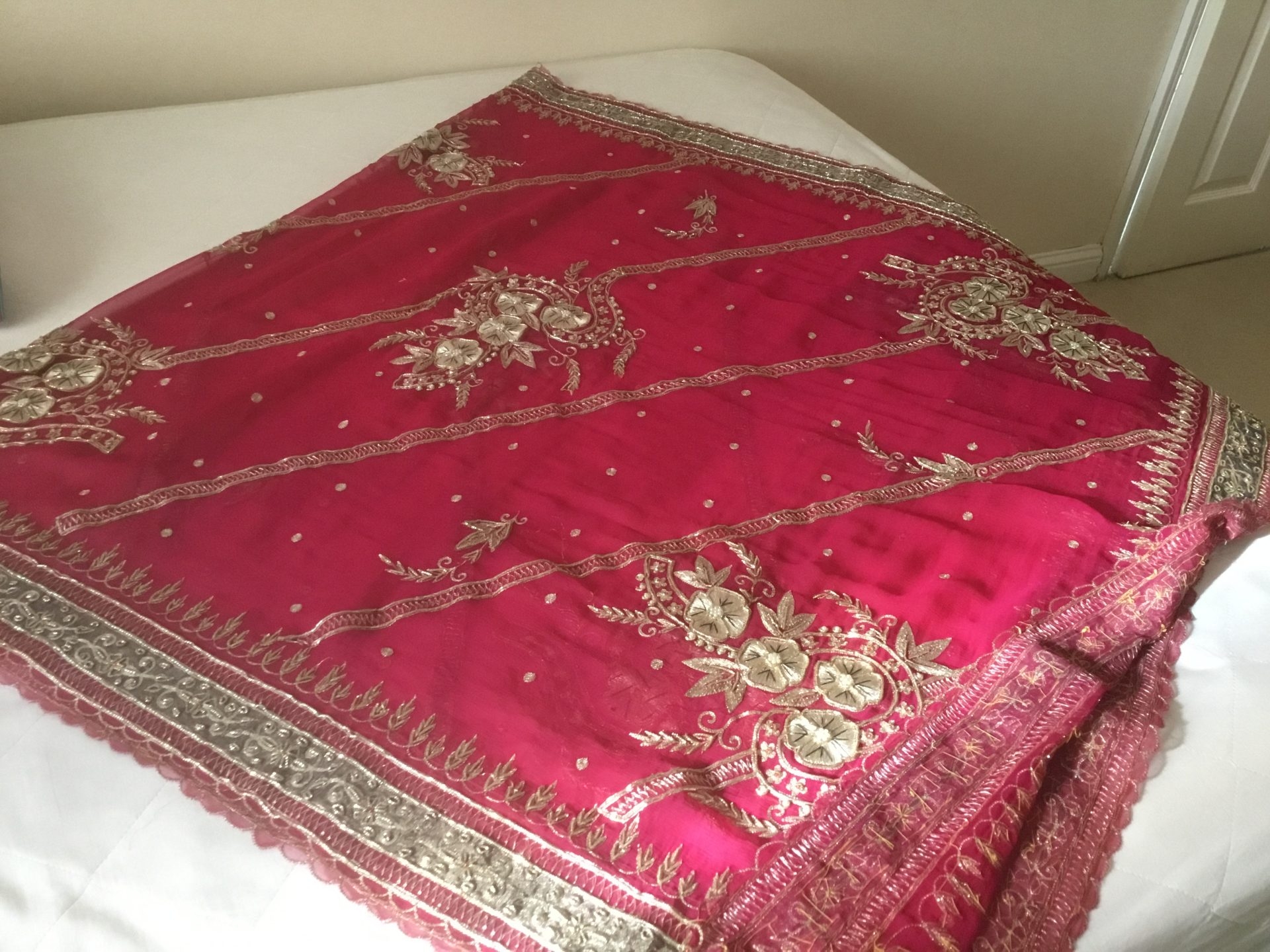 Stunning Like New Lafies Chiffon Shawl